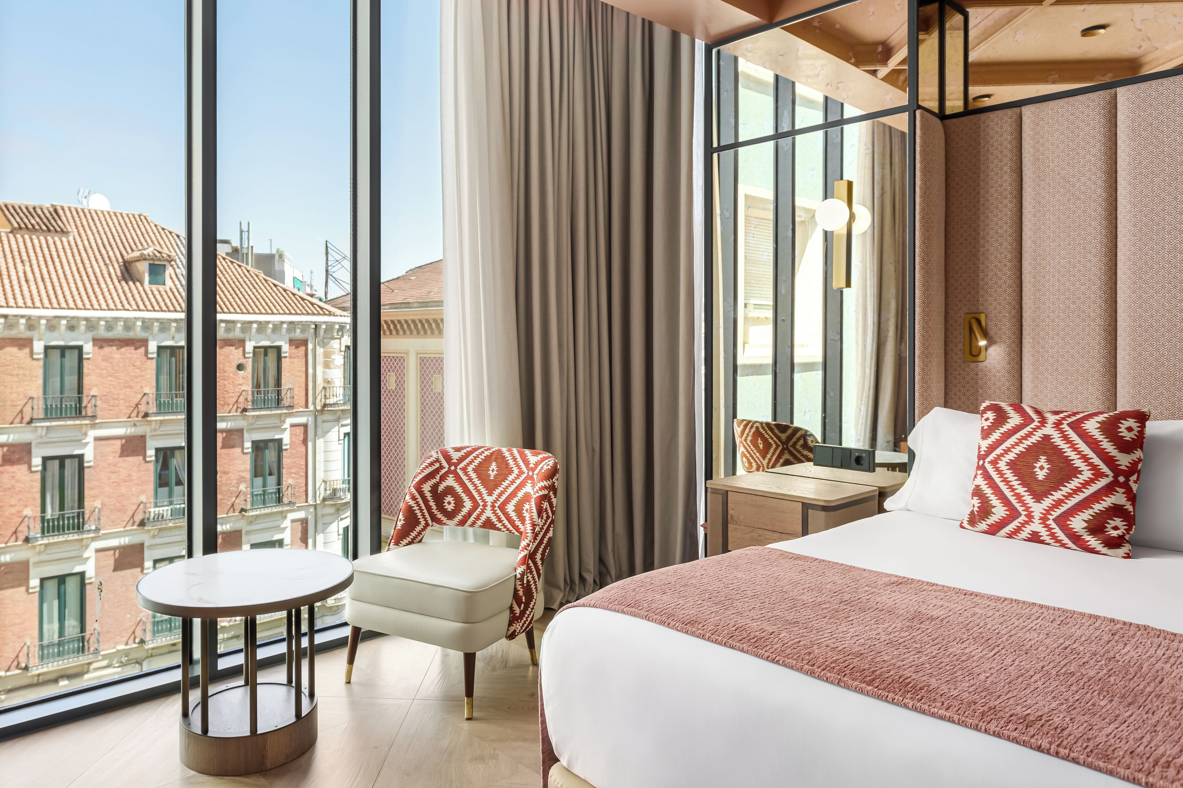 deluxe room | 1 bedroom, minibar, in-room safe, soundproofing