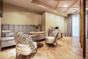 Suite – junior | Minibar, safe på rommet, lydisolert og strykejern/-brett