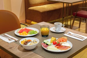Petit déjeuner buffet servi tous les jours en supplément