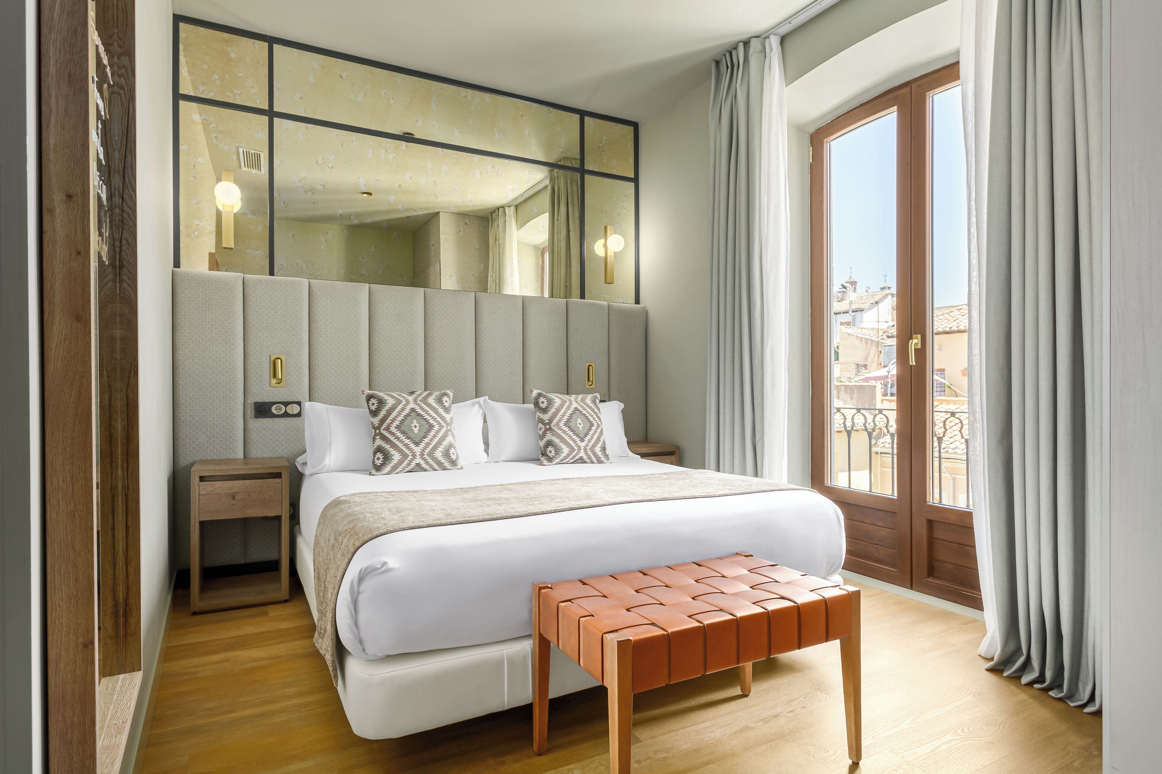 Double Room | Minibar, in-room safe, soundproofing, iron/ironing board