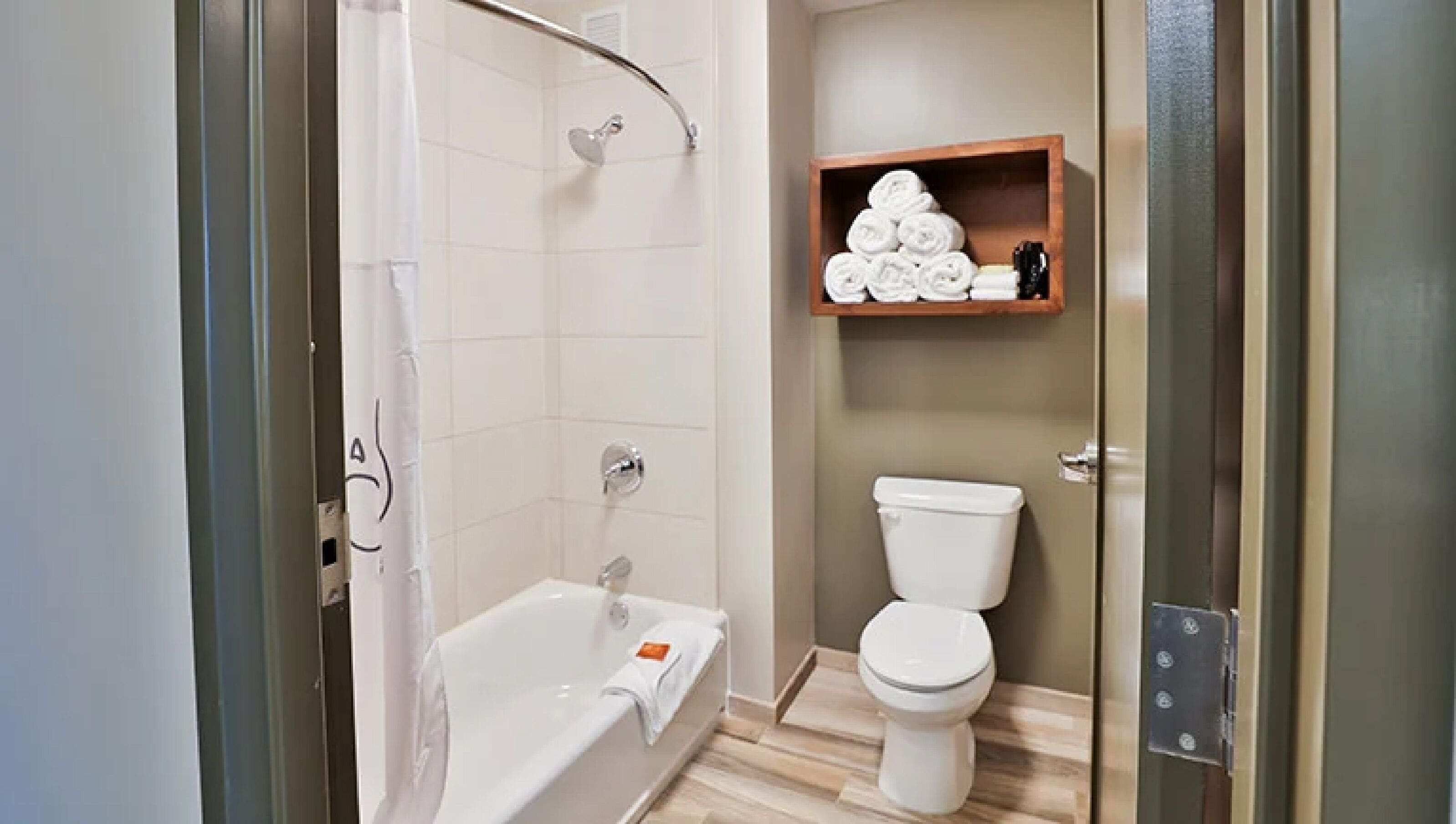 combined shower/bathtub, jetted bath, hair dryer, towels