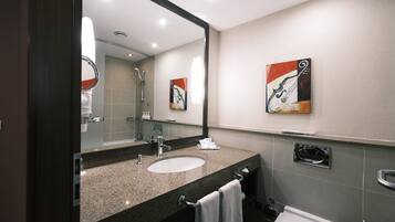 Bathtub, perlengkapan mandi gratis, pengering rambut, dan sandal