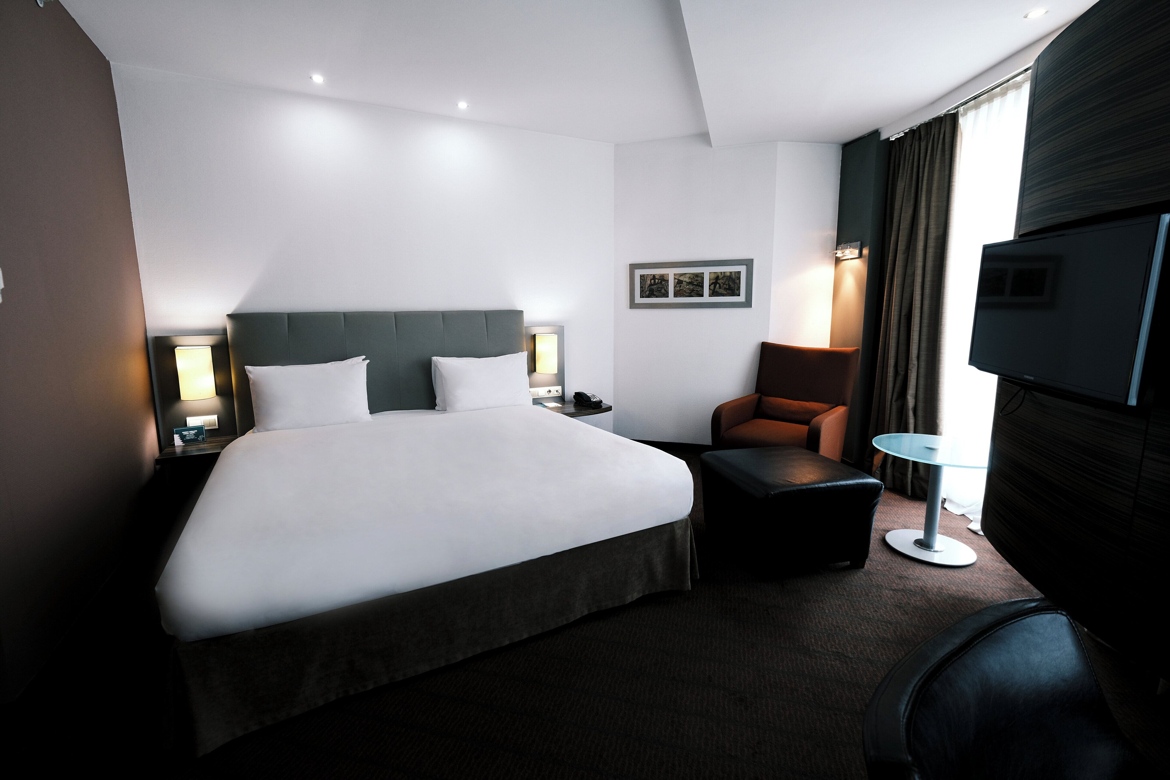 Een minibar, een kluis op de kamer, een bureau, een laptopwerkplek