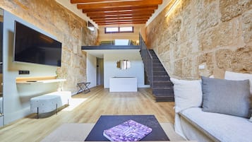 Suite, vista al jardín | 1 habitación, minibar y caja de seguridad en la habitación