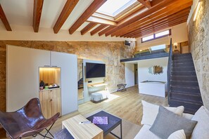 Svit - utsikt mot trädgården | Minibar, värdeförvaringsskåp på rummet och mörkläggningsgardiner