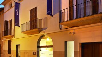 Voorkant accommodatie - avond/nacht