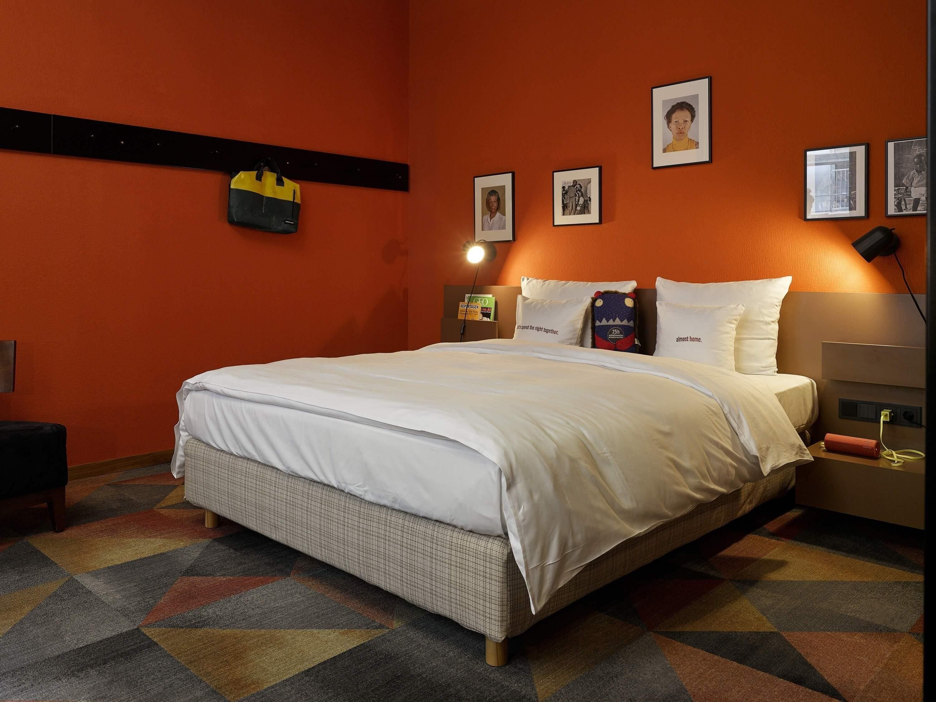 Large | Sengetøy av topp kvalitet, dundyner, minibar og safe på rommet