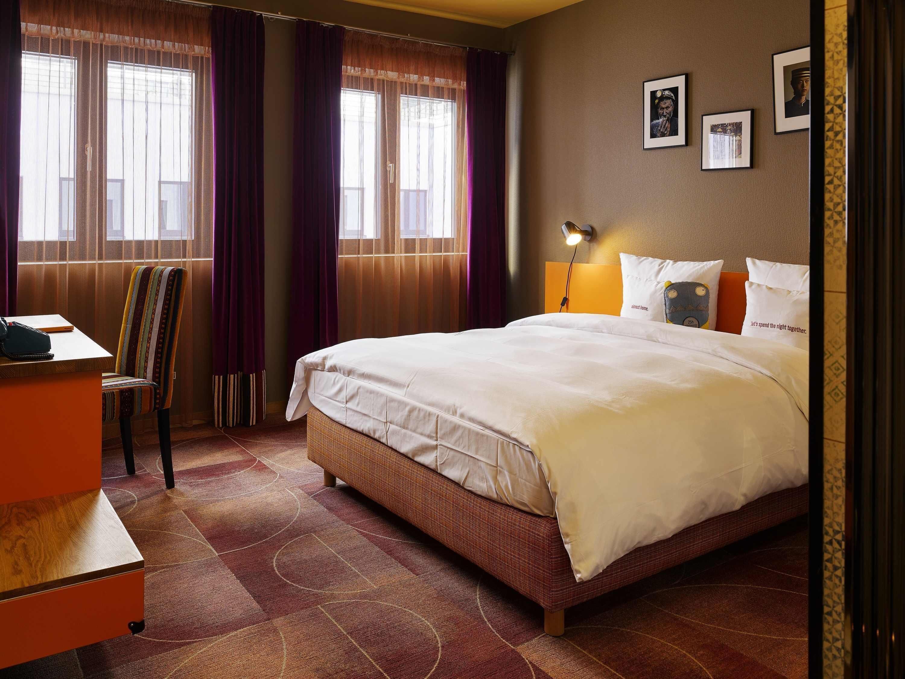 Medium | 高档床上用品、羽绒被、迷你吧、客房内保险箱