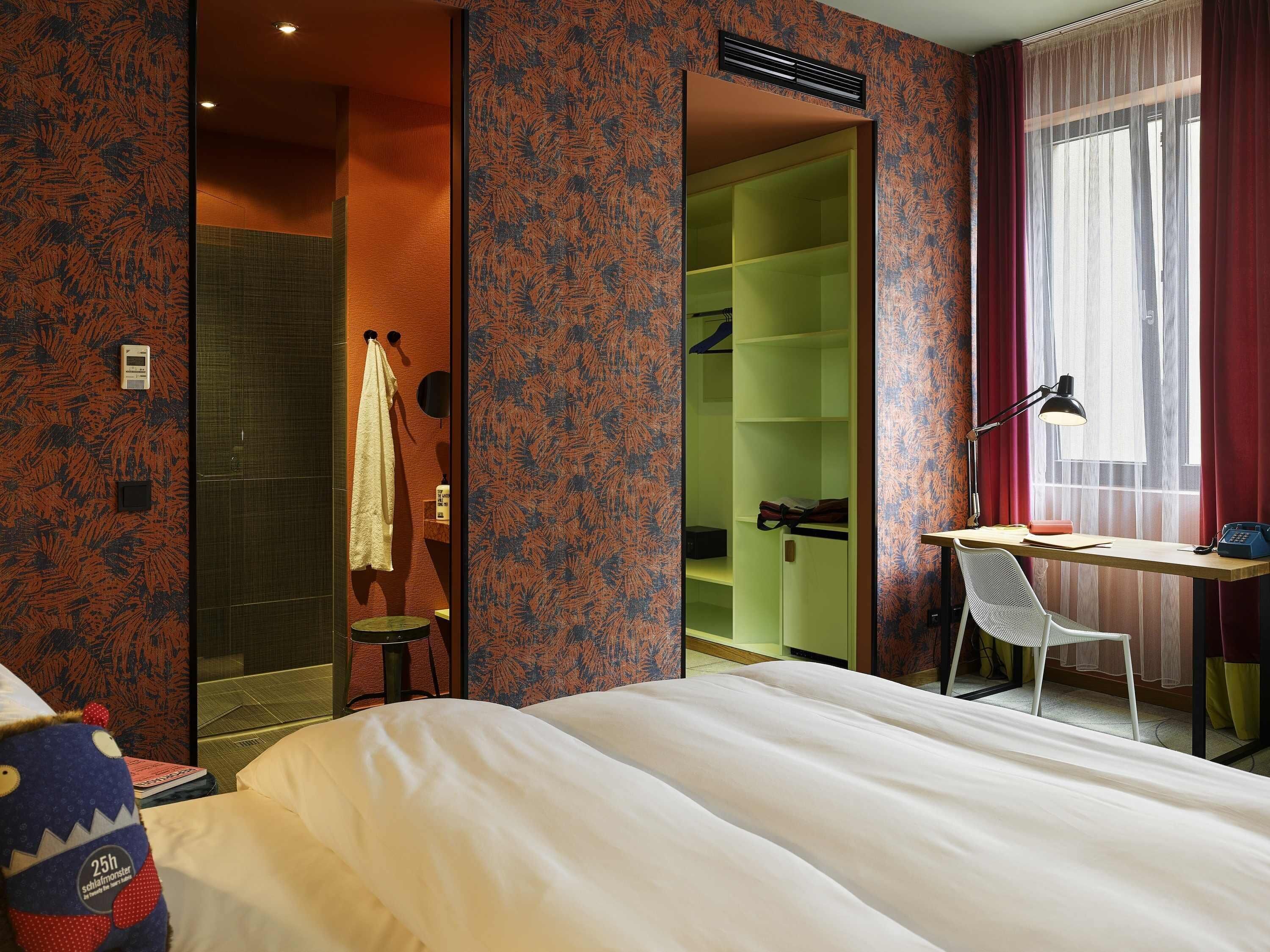 Large | Roupas de cama premium, edredons de pluma, frigobar, cofres nos quartos