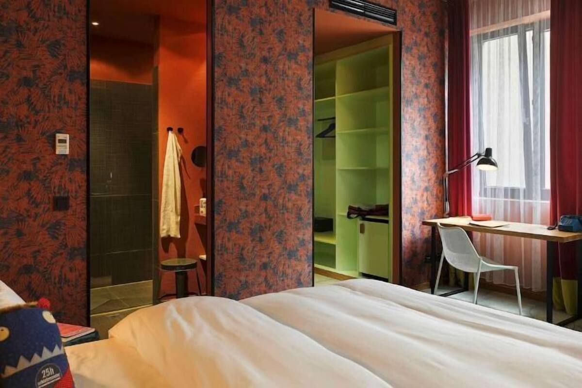 Roupas de cama premium, edredons de pluma, frigobar, cofres nos quartos