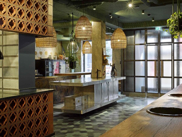 Petit déjeuner, déjeuner et dîner servis sur place