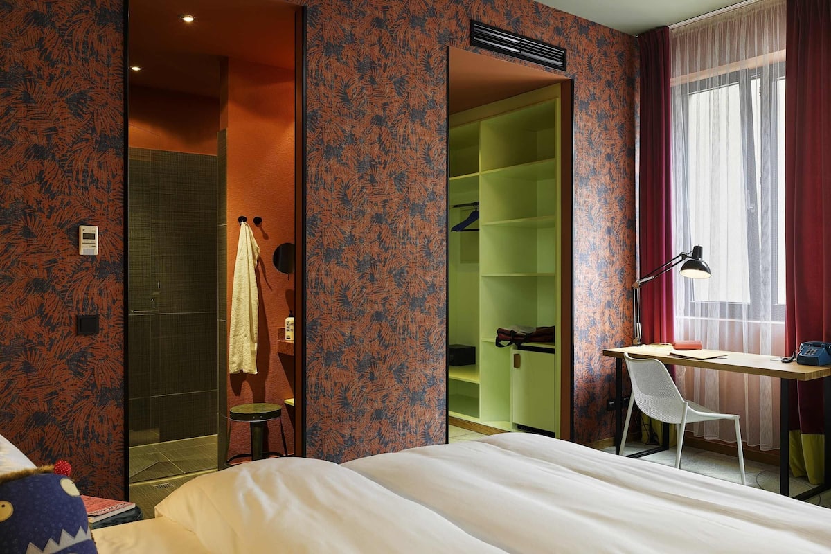 Premium bedding, down duvets, minibar, in-room safe