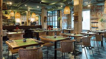 Café da manhã completo diário (EUR 27 por pessoa)