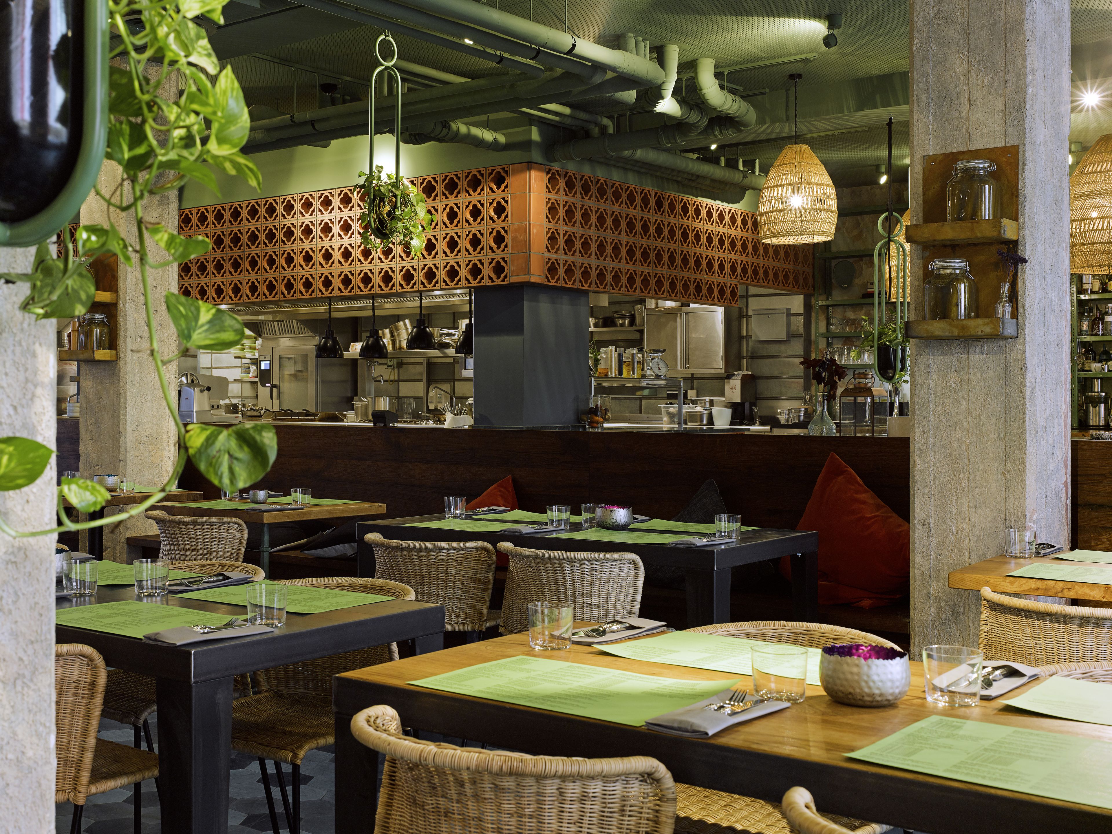 daily full breakfast (eur 27 per person)