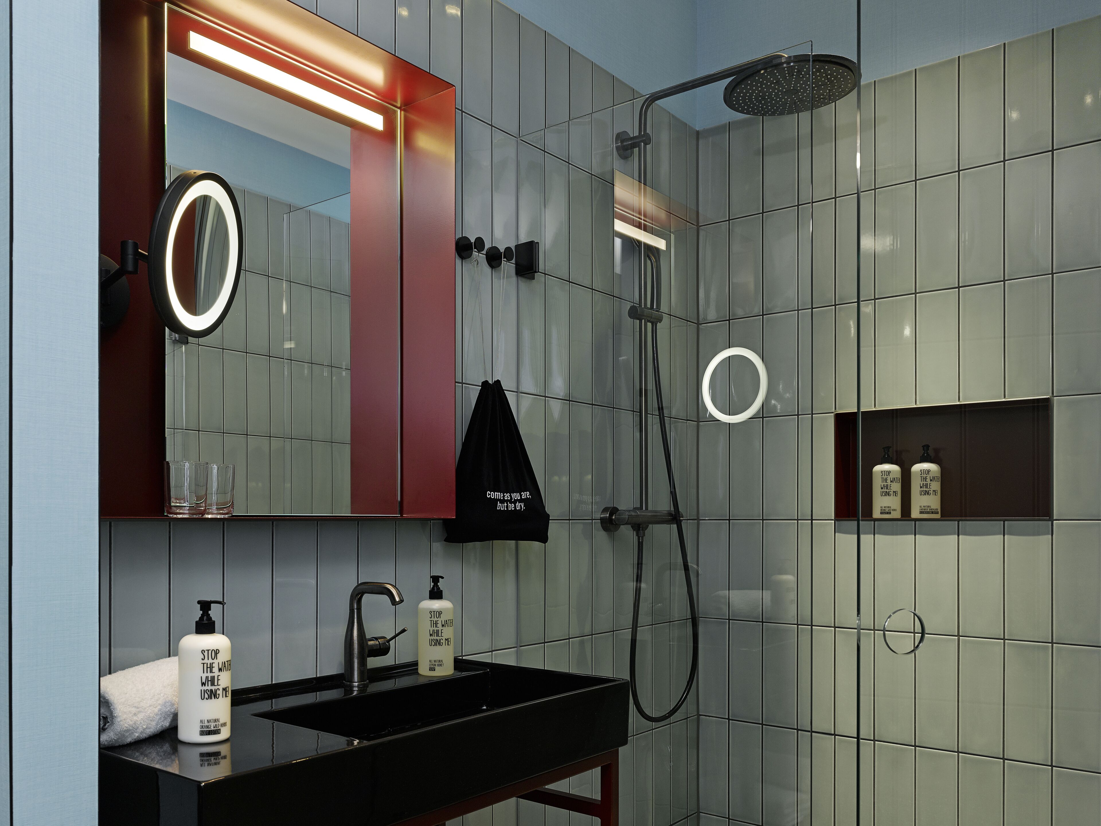 rainfall showerhead, free toiletries, hair dryer, towels