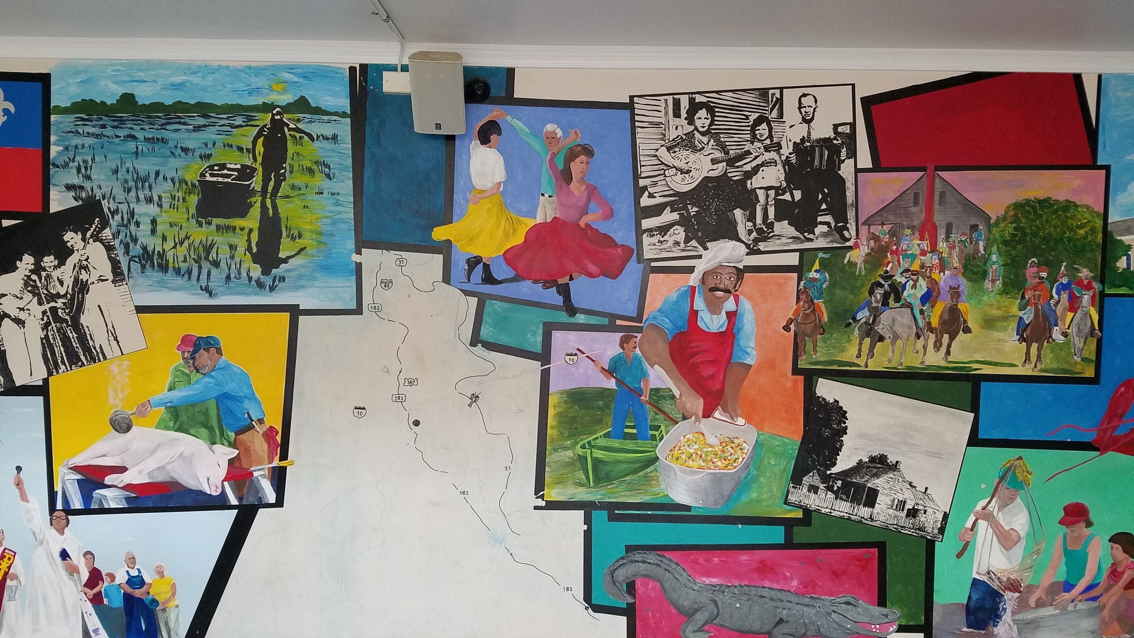 Paret amb diverses pintures colorades que representen diferents escenes i figures.