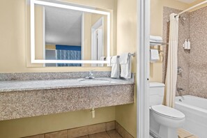 Standaard kamer, 1 kingsize bed | Badkamer | Gratis toiletartikelen, een haardroger, handdoeken