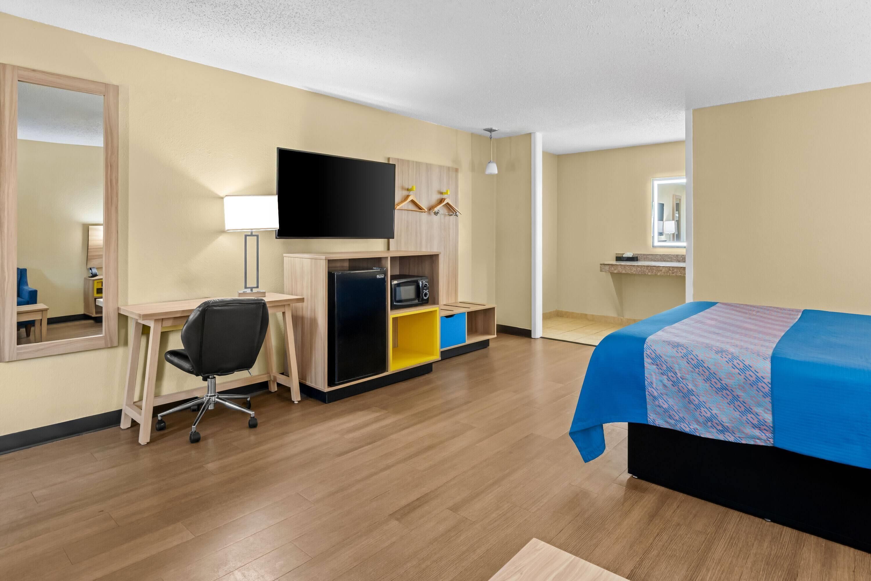 Studio Suite, 1 King Bed, Non Smoking | 1 bedroom, desk, iron/ironing board, rollaway beds