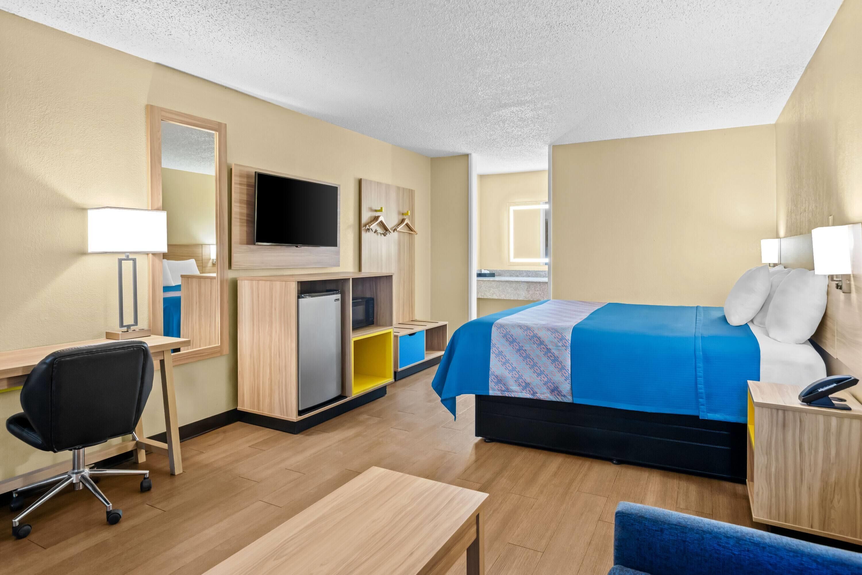 1 bedroom, desk, iron/ironing board, rollaway beds