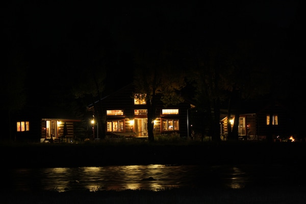 Fassade der Unterkunft – Abend/Nacht