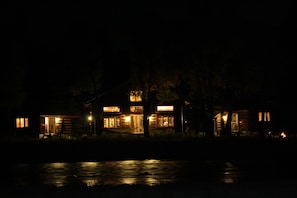 Façade de lâhĂ©bergement â soirĂ©e/nuit