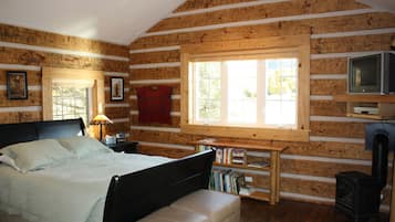 Master Cabin (No Pets) | Individually decorated, individually furnished, free WiFi, bed sheets