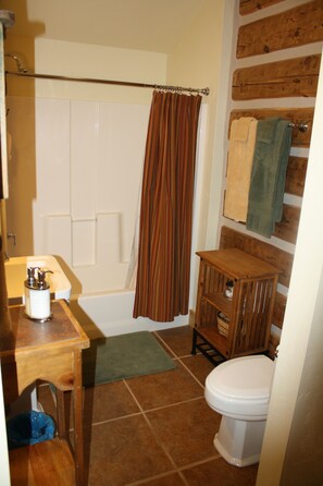 Guest Cabin (No Pets) | 浴室 | 吹風機、毛巾