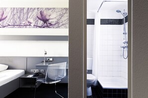 Shower, eco-friendly toiletries, towels, soap - Good Morning Berlin City West (Berlin)