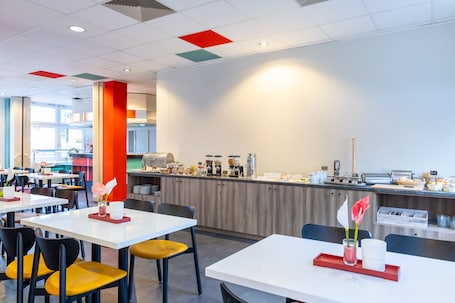 Desayuno buffet diario (EUR 9.50 por persona). Good Morning Berlin City West