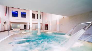 Spa Offer | Minibar, in-room safe, desk, laptop workspace