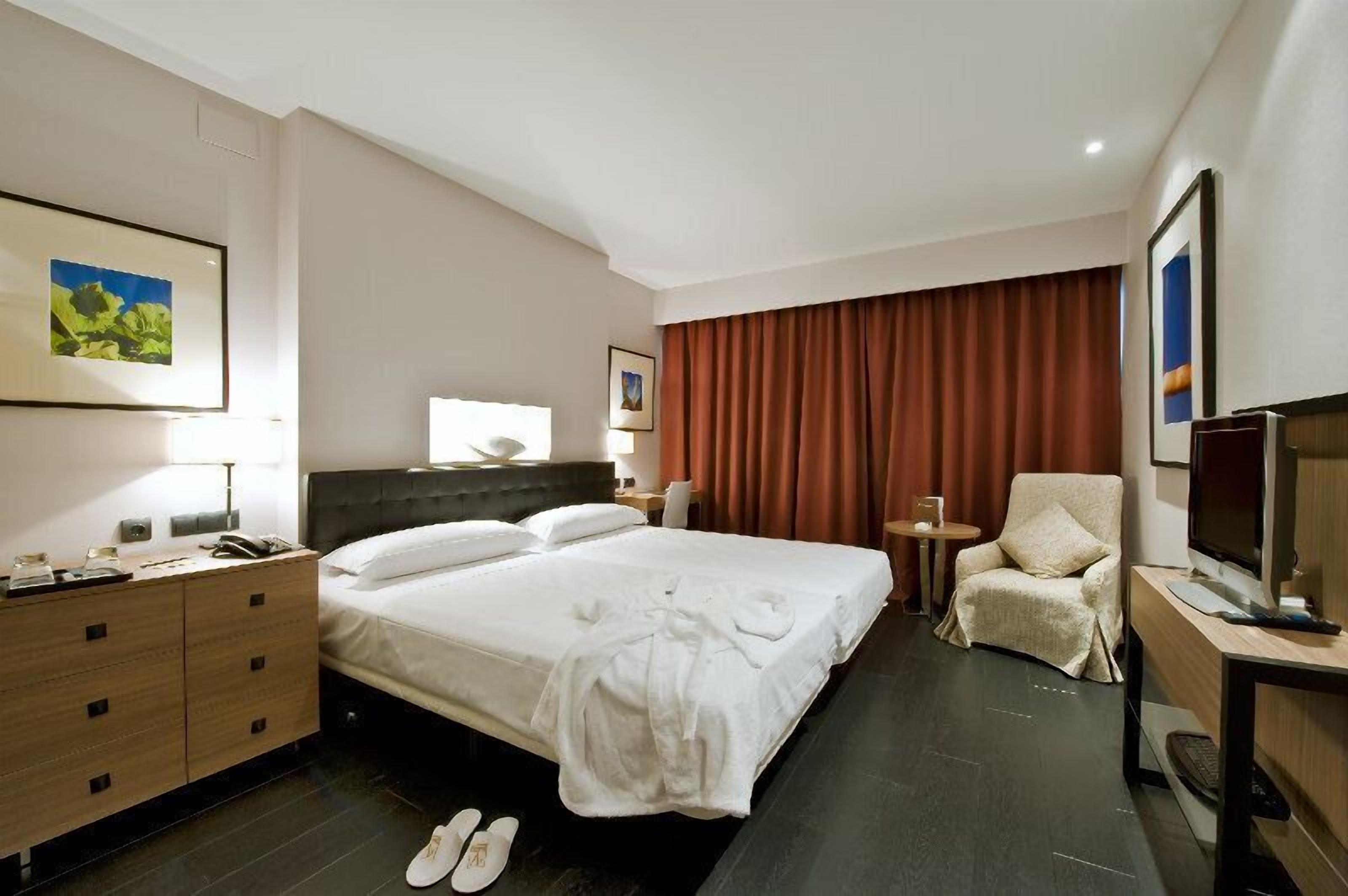 Minibar, coffre-fort, bureau