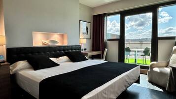 Superior tweepersoonskamer (with terrace) | Een minibar, een kluis op de kamer, een bureau, een laptopwerkplek