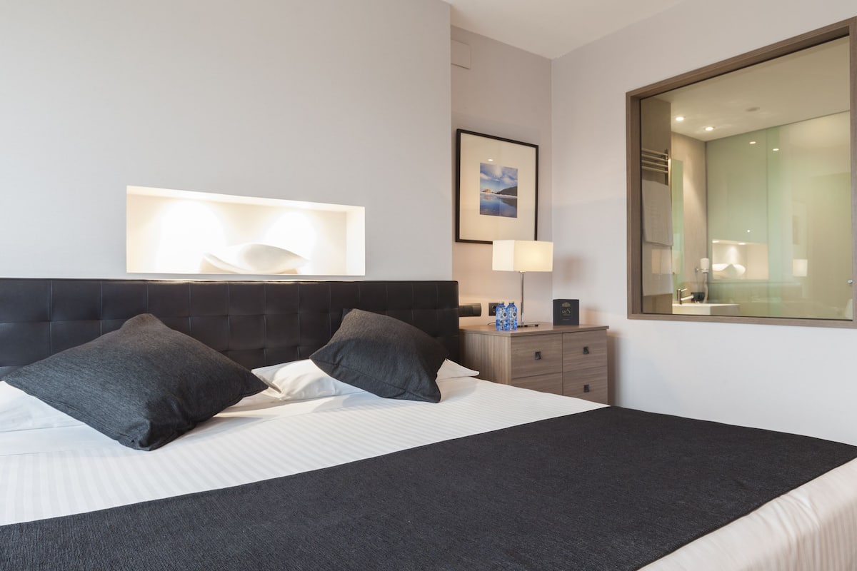 superior double room | minibar, in-room safe, desk, laptop workspace