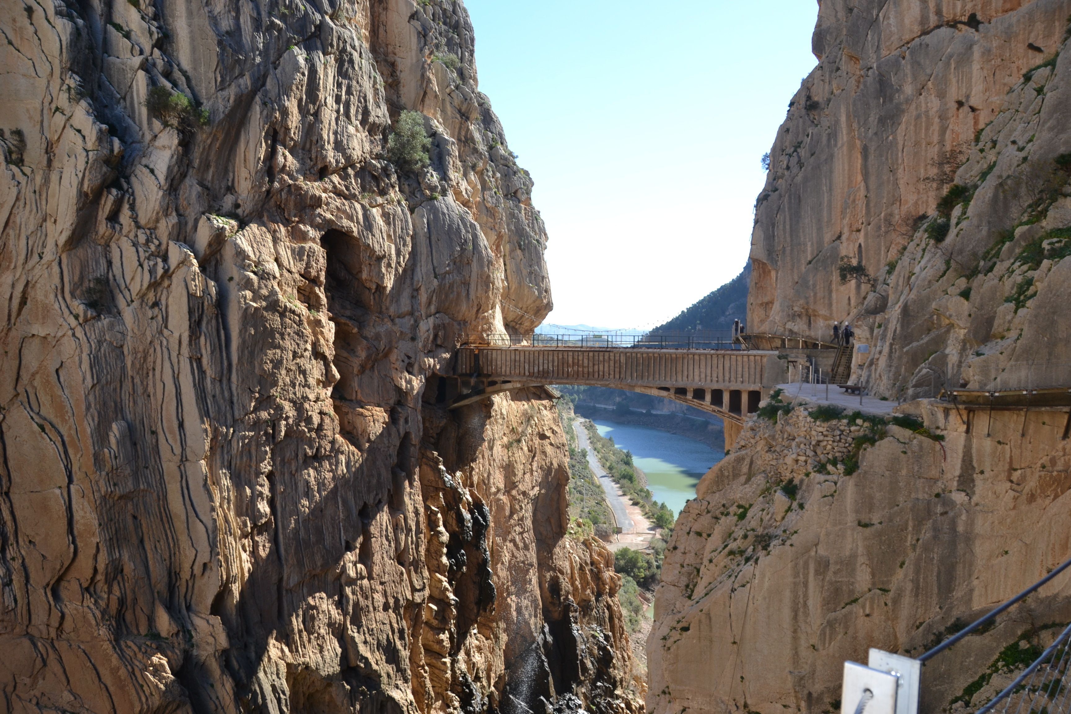 Un puente que cruza un cañón con acantilados rocosos a ambos lados.
