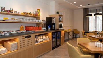 Tägliches Frühstücksbuffet (5.50 EUR pro Person)