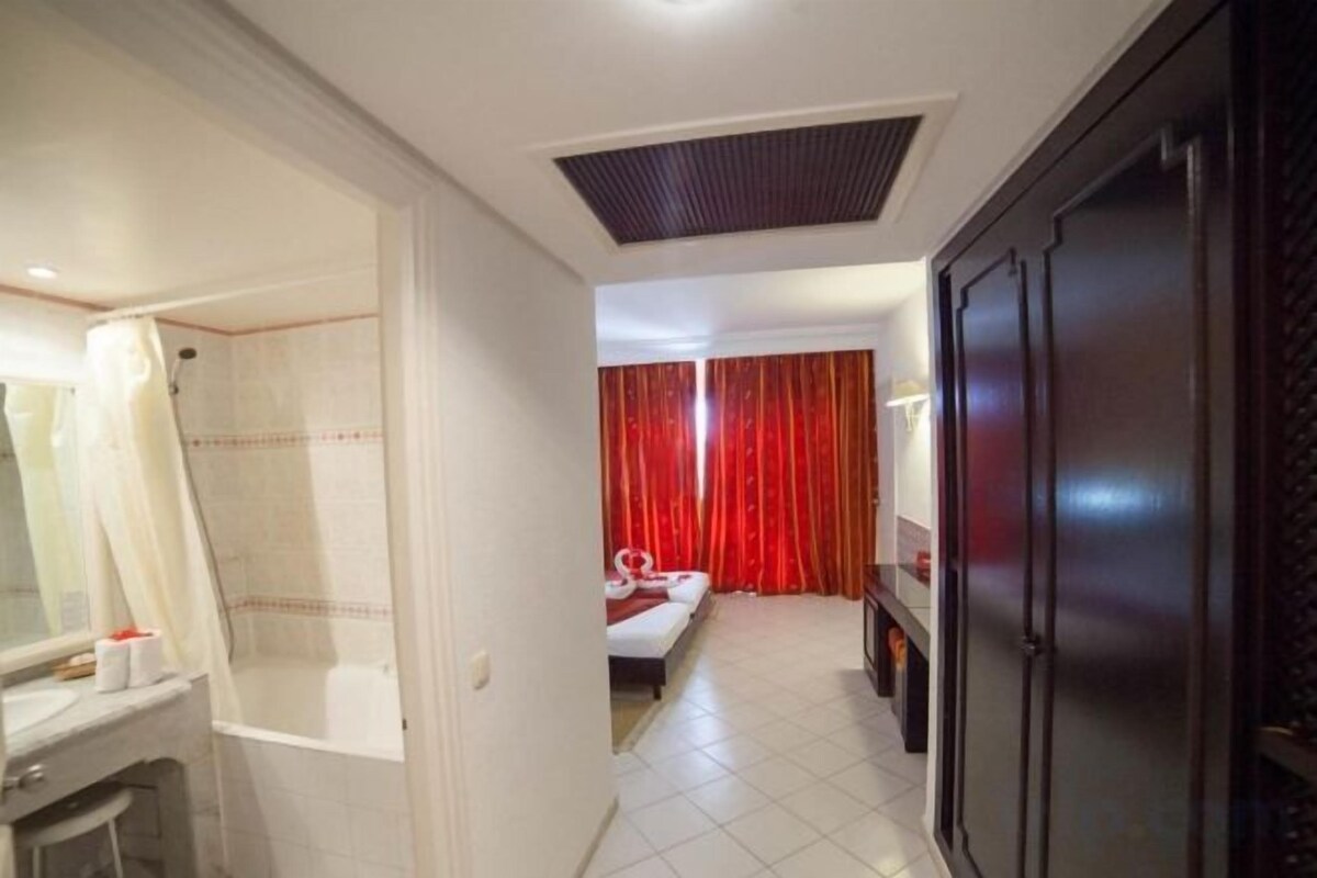Minibar, una cassaforte in camera, una scrivania, lenzuola