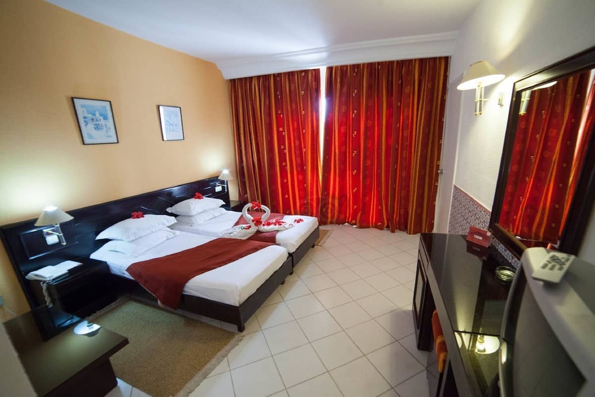 Minibar, coffres-forts dans les chambres, bureau, draps fournis