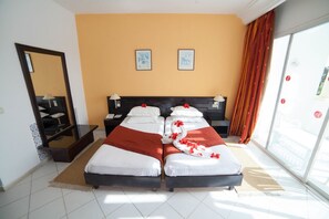 Frigobar, cofres nos quartos, escrivaninha, roupa de cama