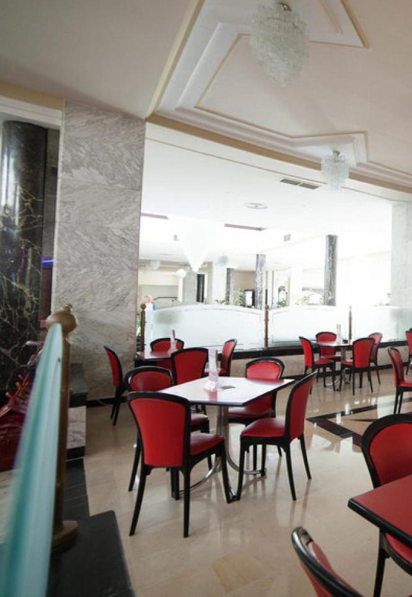 breakfast, lunch, dinner served; international cuisine