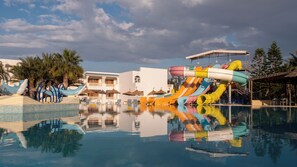Indoor pool, outdoor pool, sun loungers - Hotel Liberty Resort (Monastir)