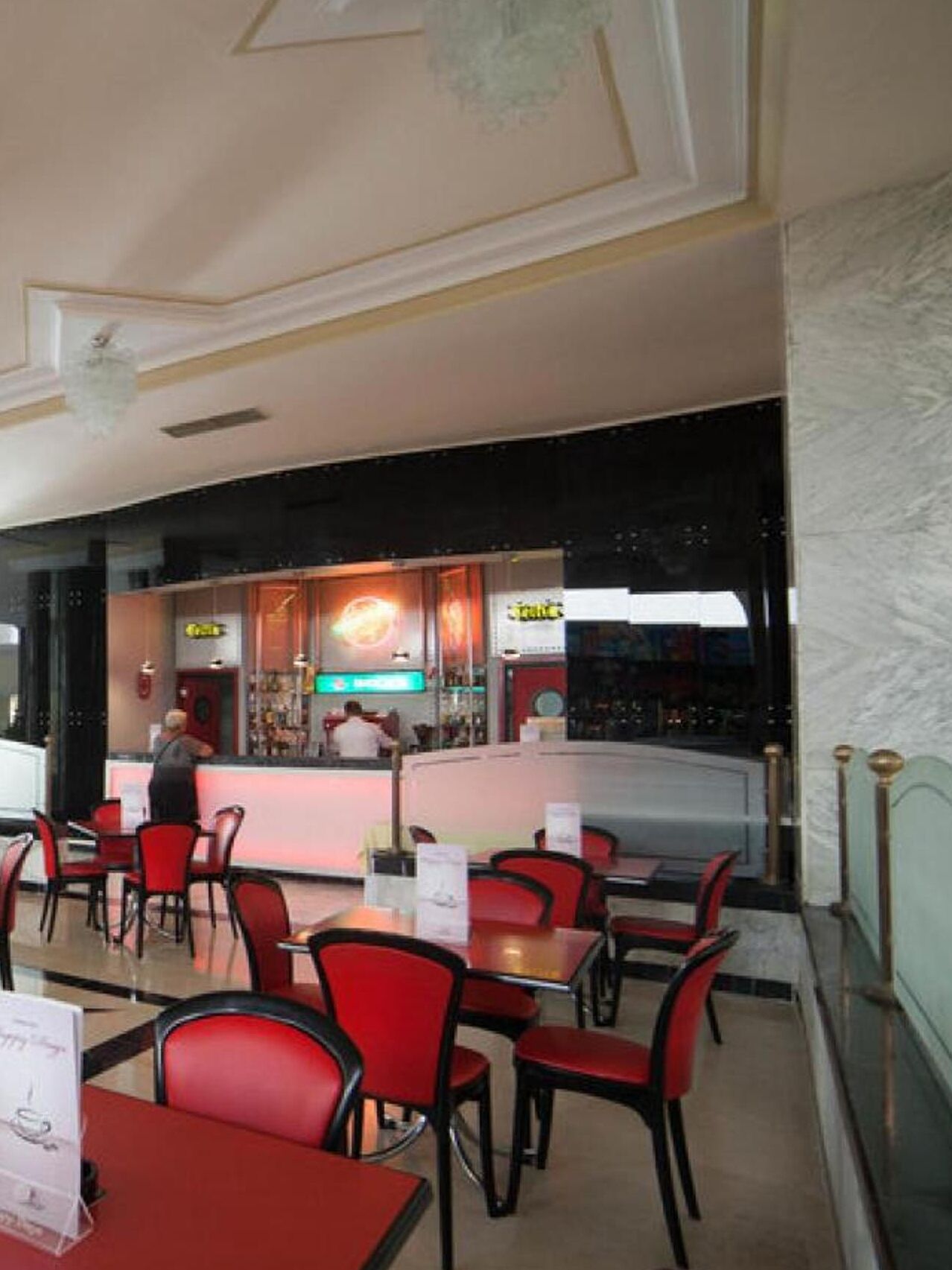 breakfast, lunch, dinner served; international cuisine