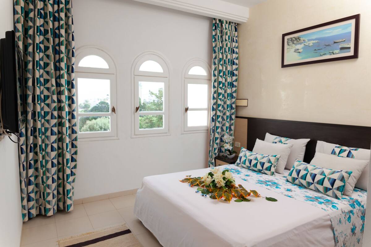 Suite | In-room safe, cribs (free), bed sheets