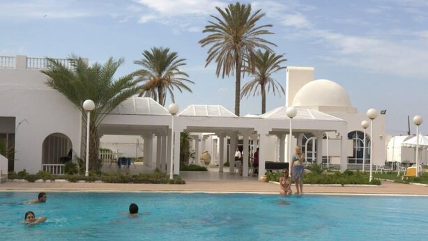 A swimming pool with palm trees and a covered pavilion area. - Hotel Ezzahra Dar Tunis (Ezzahra)