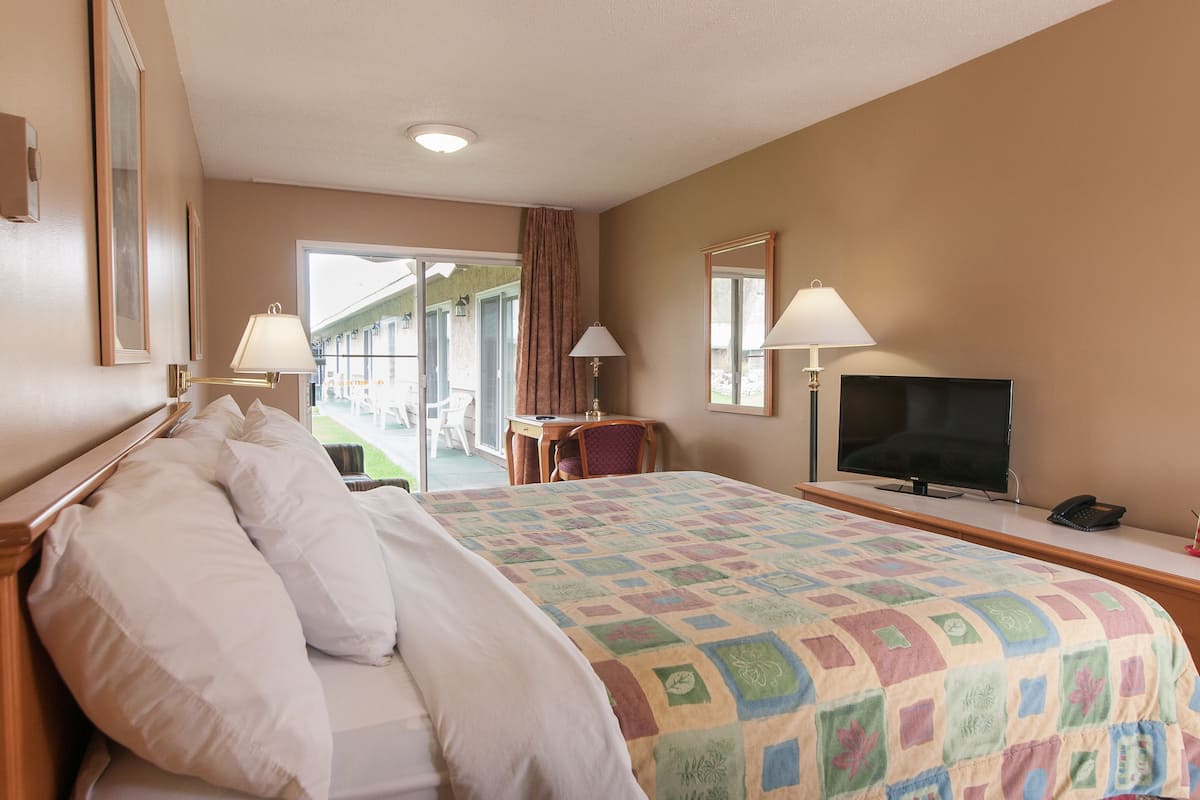 Memory foam-senger, skrivebord, blendingsgardiner og strykejern/-brett