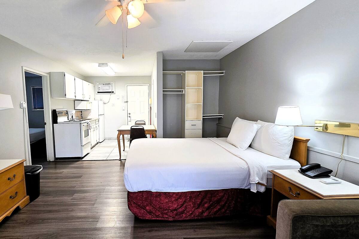 Suite, 1 soverom, kjøkken | Memory foam-senger, skrivebord, blendingsgardiner og strykejern/-brett