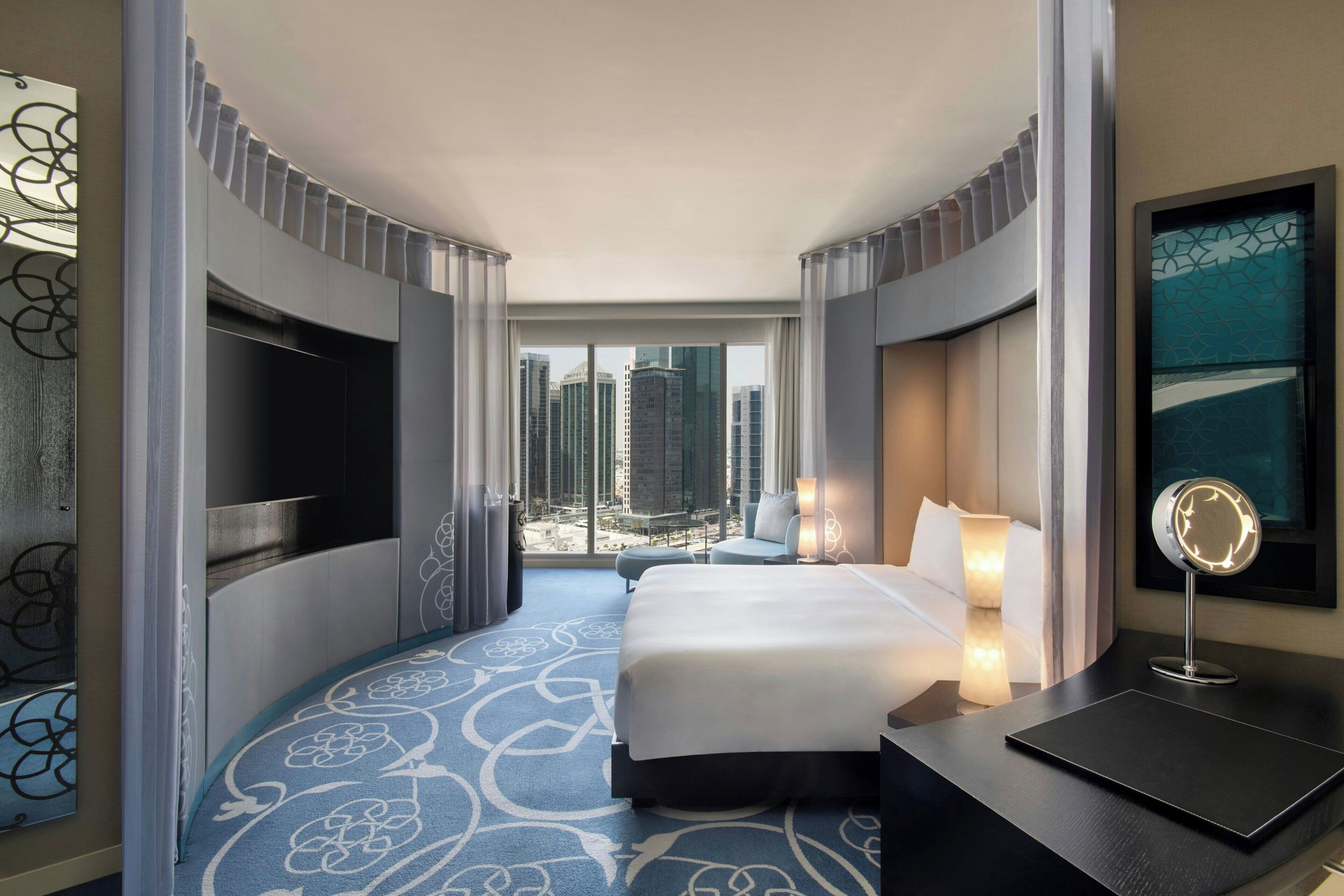 Chambre Deluxe, 1 très grand lit, vue ville | Minibar, coffres-forts dans les chambres, bureau