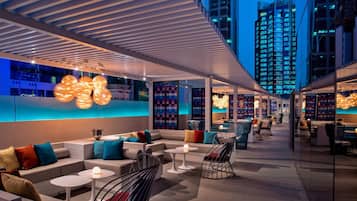 3 か所のレストラン、朝食、ランチ、ディナーに営業 (多国籍料理)