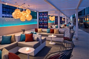 3 restauranter, frokost, lunsj og middag serveres, internasjonale retter