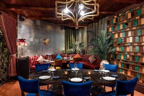 3 restaurants; breakfast, lunch, dinner and brunch served 