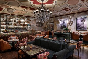 3 restaurants; breakfast, lunch, dinner and brunch served 